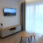 Warmzy - Modern 2 With Free Parking Апартаменти