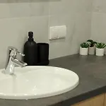 Warmzy - Modern 2 With Free Parking Апартаменти