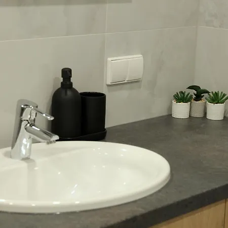 Warmzy - Modern 2 With Free Parking Apartamento