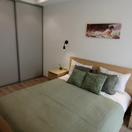 Warmzy - Modern 2 With Free Parking Apartment