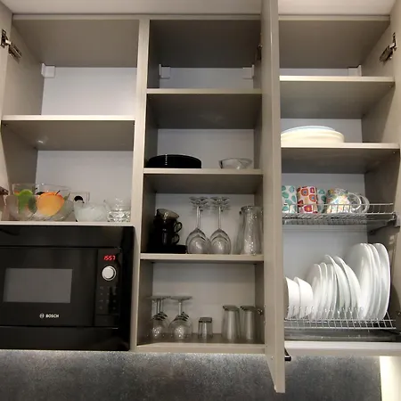 Warmzy - Modern 2 With Free Parking Апартаменти