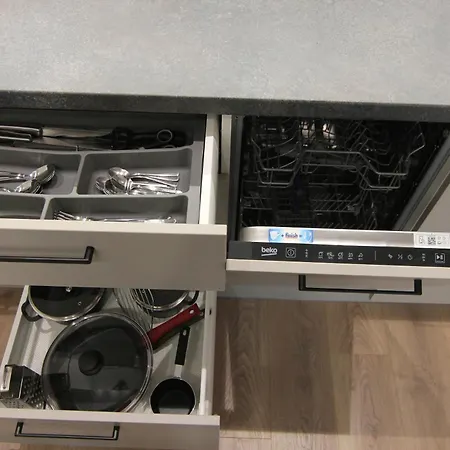 Warmzy - Modern 2 With Free Parking 公寓 *