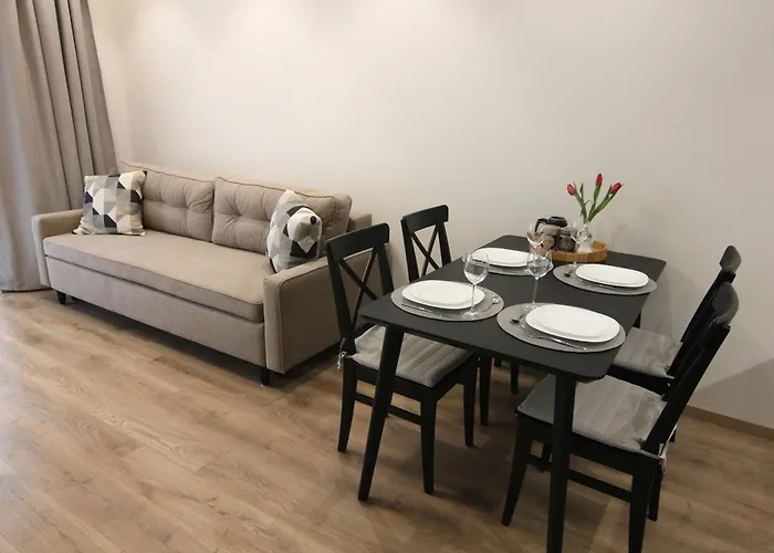 Апартаменти Warmzy - Modern 2 With Free Parking *