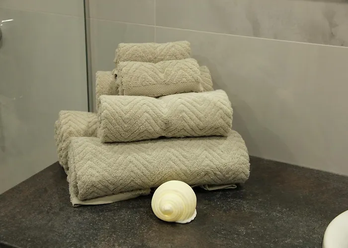 Warmzy - Modern 2 With Free Parking *